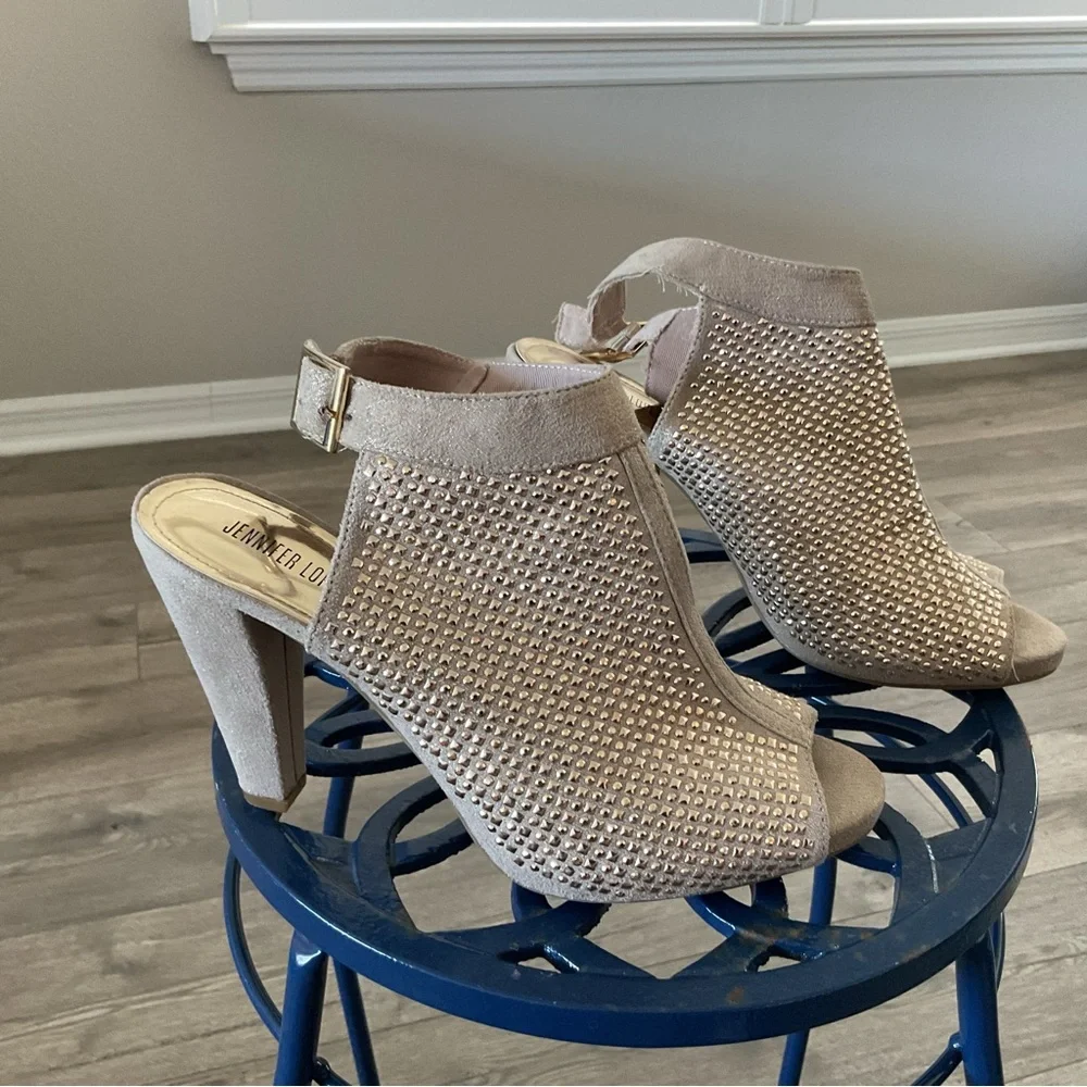 Jennifer Lopez Beige Studded Heels - Picture 4 of 12